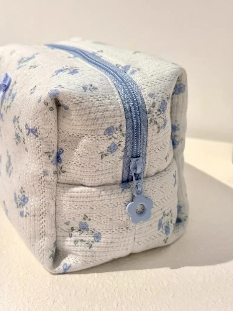 Smooth durable zipper detail on blue floral mahjong tiles bag